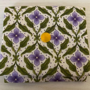 Portemonnaie mit Blumenmuster – Lila Blüten & grüne Blätter – gelber Druckknopf, Unikat, Geschenkidee