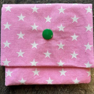 Kleines rosa Portemonnaie mit weißen Sternen und grünem Knopf, kleine rosa Geldbörse mit weißen Sternen