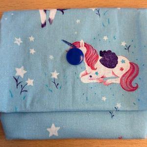 hellblaues Portemonnaie mit dunkelblauem Druckknopf für alles Einhornfans, mit Liebe genähtes Unikat, Geschenkidee für Kinder und Erwachsene