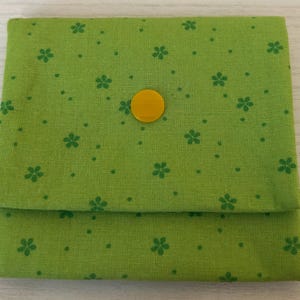 grünes Portemonnaie mit dezentem grünen Blumen-Punktemuster und gelbem Druckknopf, mit Liebe genähtes Unikat, Geschenkidee