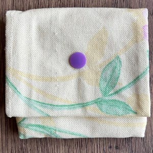 kleines gelbes Stoffportmonee mit Blumenmuster, Portemonnaie, Geldbörse