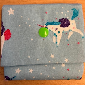 Einhornportermonnaie mit hellgrünem Druckknopf, Einhorngeldbörse, hellblau Unikat, Geschenkidee (nicht nur) für Kinder