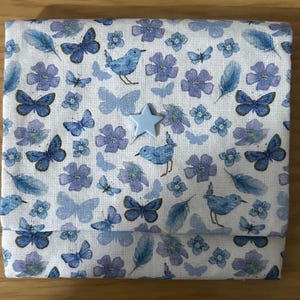 Kleines Schmetterlingsportmonee, Geldbörse weiß mit blauen Schmetterlingen und Blumen