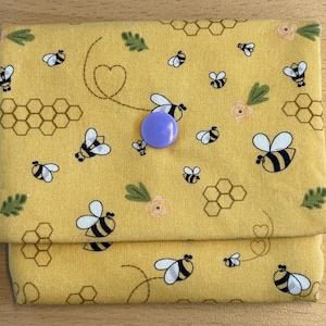 Kleines Portemonnaie, kleine Geldbörse, gelb mit Bienen und lila Knopf