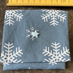 Kleines graublaues Portemonnaie mit Schneeflocken mit hellblauem Sternknopf,  Geldbörse blaugrau mit Schneeflocken, Unikat