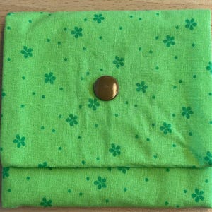 Kleines grünes Portemonnaie Blümchen- und Punktemuster mit goldbraunem Knopf, Geldbörse, Portmonee