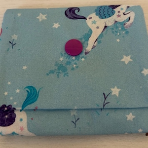 Stoffportemonnaie für Einhornfans mit lilafarbenem Druckknopf, mit Liebe genähtes Unikat, Geschenkidee
