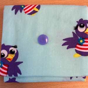 fröhlich buntes Stoff-Portemonnaie mit lila Raben und lila Druckknopf, mit Liebe genähtes Unikat, Geschenkidee für Kinder und Erwachsene