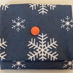 schönes  graublaues Portemonnaie mit großen Schneeflocken und orangem  Druckknopf, mit Liebe genähtes Unikat, Geschenkidee