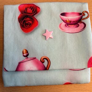 farbenfrohes türkises Stoffportemonnaie mit Tassen,  Rosen und rosa Sterndruckknopf, mit Liebe genähtes Unikat, Geschenkidee