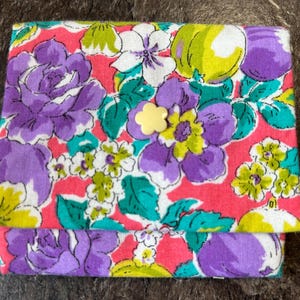 Hübsches blumiges Stoff-Portemonnaie mit lila Blumenmuster und blumigem Druckknopf Geldbörse, mit Liebe genähtes Unikat, Geschenkidee