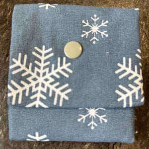 Kleines graublaues Portemonnaie mit Schneeflocken und beigem Druckknopf, mit Liebe genähtes Unikat, Geschenkidee