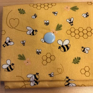 süßes gelbes Portemonnaie im Bienendesign mit hellblauem Knopf, Unikat, mit  Liebe genäht