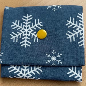 hübsche, kleines, graublaues Portemonnaie mit Schneeflocken und gelbem Druckknopf, mit Liebe genähtes Unikat, Geschenkidee