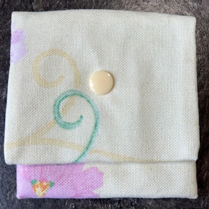 hübsches freundlich-gelbes Stoffportmonee mit Blumenmuster und hellem Druckknopf, mit Liebe genähtes Unikat, Geschenkidee