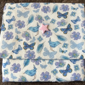 Kleines Schmetterlingsportmonee, Geldbörse weiß mit blauen Schmetterlingen und Blumen, Sternknopf rosa