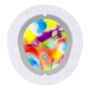 Könnte beinhalten: Ein runder, weißer medizinischer Patch mit einem farbenfrohen, abstrakten Design in einem grauen Ring. Der Patch hat eine kleine, runde, graue Mitte.
