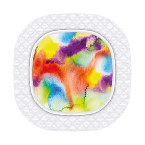 Op de afbeelding: Een wit keramiek bord met een verhoogde, getextureerde rand. Het midden van het bord heeft een kleurrijk abstract ontwerp met tinten rood, oranje, geel, groen, blauw en paars.