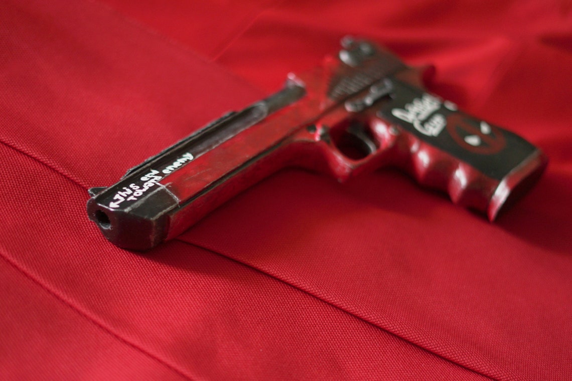 Пистолеты дэдпула. Парные пистолеты фортнайт. Дэдпул с пистолетом. Deadpool с пистолетами. Какие пистолеты у дэдпула.