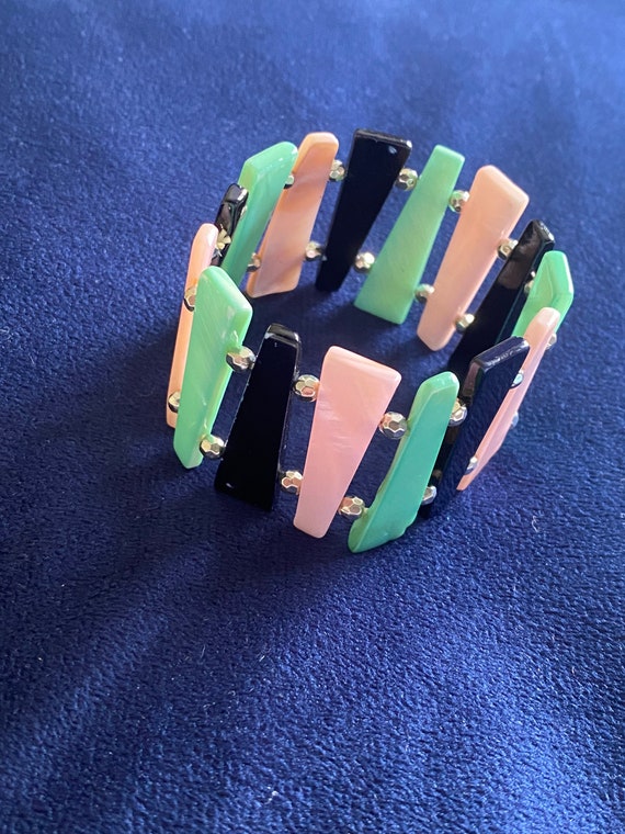 Retro 1950s style bracelet elasticated early plas… - image 3