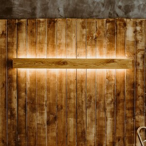 Applique da parete in legno massello di quercia realizzata a mano – Luce da comodino minimalista