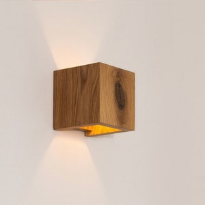 Handcrafted wooden wall sconce Vita M, 12.5x12.5x12.5cm(5x5x5in) Oak lamp Home décor lighting Rustic wooden lamp Wood sconce Bedside lamp