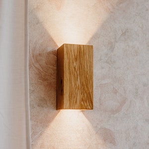Handgefertigte Holzwandleuchte Aurora L, 25x12,5x12,5cm, Rustikale Wandlampe für Zuhause, Nachttischlampe, Nachttischlampe 1. Hardwired