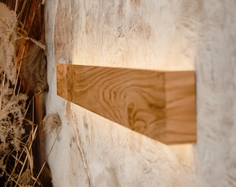 Lámpara de pared de roble hecha a mano: aplique LED minimalista con regulador de intensidad inalámbrico.