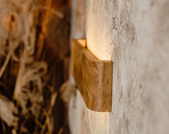 Lampada da parete lineare artigianale in rovere Nebula R Esclusiva lampada da parete in legno Applique in legno Lampada da comodino lineare minimalista Arredamento per la casa Luce ambientale