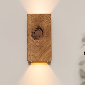 Applique murale en bois fabriquée à la main Aurora L, 25 x 12,5 x 12,5 cm 9,8 x 5 x 5 po., Éclairage décoratif, Lampe en bois rustique, Applique en bois, Lampe de chevet image 4