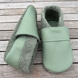 Leather slippers, crawling shoes, plain mint (other color combinations also possible)
