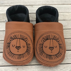 Leather slippers, crawling shoes lion head button hazelnut/black