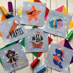 PIRATI - 42 sq - 5"- Pacchetto Charm o Pannello - Quadrati - I spy, bambino, bambini, trapunta, coperta, tessuto