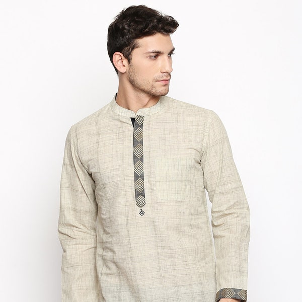 Chemise courte kurta indienne contemporaine pour hommes en coton beige avec bordure noire et dorée pour hommes, col mao