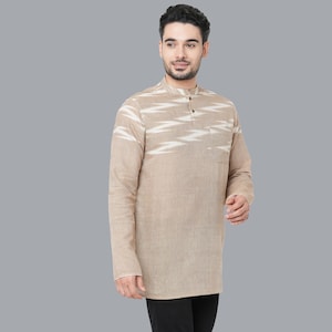 Indische zeitgenössische beige Baumwolle Ikkat Muster Männer kurze Kurta Herren lose Hemd Stehkragen lange Ärmel Kurta