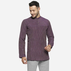 Può includere: Un cartello in legno fatto a mano con la scritta "Welcome" in un carattere giocoso. Il cartello presenta uno sfondo bianco invecchiato e una cornice marrone scuro, perfetto per una porta d'ingresso o un ingresso.