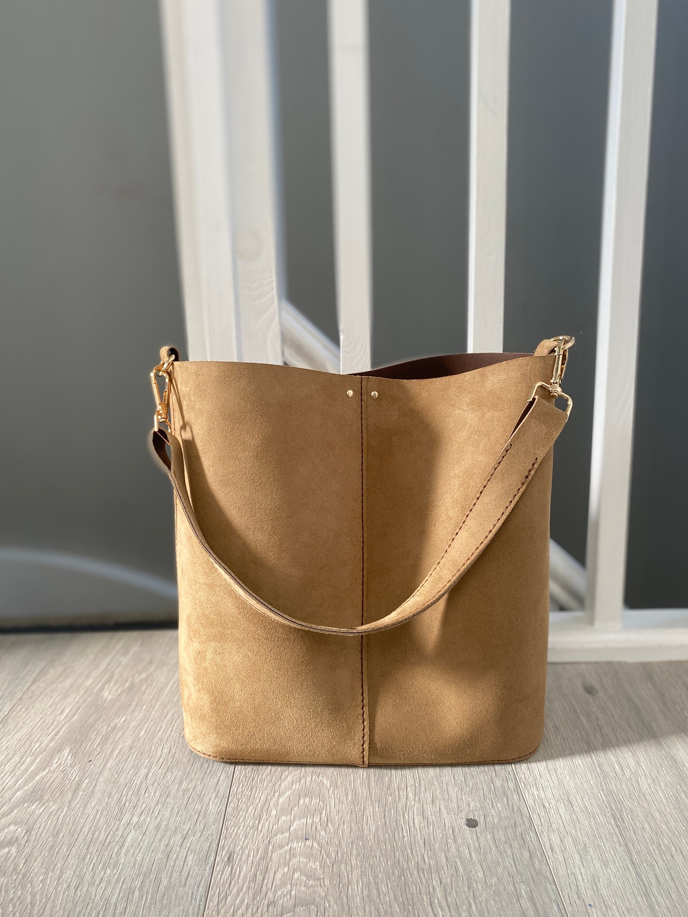 COMPLIMENTARY: Small bucket-bag in tan suede