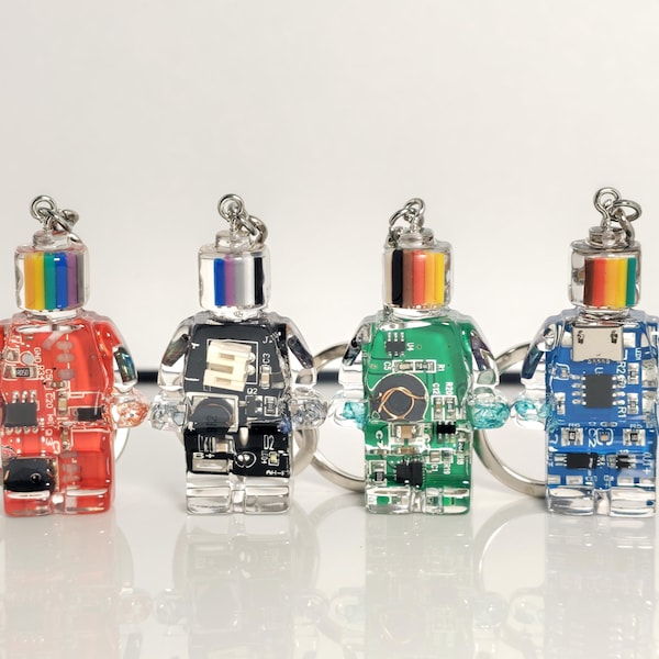 Llavero robot con placa de circuito reciclada: accesorio para geeks.