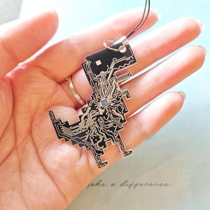 Könnte beinhalten: Ein Set aus drei Keramikbechern mit gesprenkelter, matter Oberfläche. Die Becher sind in Creme-, Hellgrau- und Dunkelgrautönen gehalten. Jeder Becher hat ein schlichtes, minimalistisches Design.