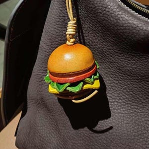 Charm hamburger en cuir peint à la main fait main mignon porte-clés accessoire amusant pour hamburgers clés de voiture pendentif alimentaire cadeau miniature personnalisé