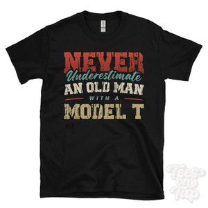 Nunca subestimes a un anciano con una camiseta MODELO