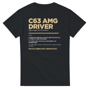 Peut inclure: T-shirt noir avec un imprimé doré qui définit un "C63 AMG Driver" comme un "chercheur de sensations fortes aux gros poumons" qui équilibre les courses quotidiennes avec des "V-notes tonitruantes sur des tronçons ouverts" et traite les pneus arrière comme des "consommables, pas des investissements". Le texte comprend également "VOIR AUSSI : DÉPARTS AU LANCEMENT, SORTIES LATERALES".