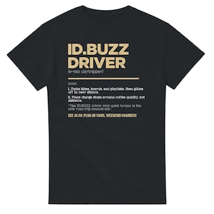 Peut inclure: T-shirt noir avec un design graphique blanc qui définit le terme "ID.BUZZ DRIVER" comme un e-van de tourisme. Le graphique comprend une liste de fonctionnalités et le texte "VOIR AUSSI : VANS HYBRIDES, RANDONNÉES DU WEEK-END".