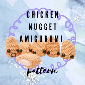 Pode incluir: Um padrão de crochê para fazer nuggets de frango amigurumi. O padrão inclui instruções para fazer cinco pequenos nuggets de frango com rostos fofinhos.