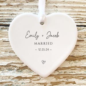 Regalo de boda personalizado / Adorno para parejas / Adorno de regalo para recién casados / Adorno de compromiso / Adorno con los nombres de los casados / Recuerdo con la fecha de la boda