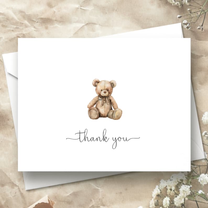 Op de afbeelding: Een witte bedankkaart met een illustratie van een bruine teddybeer en de tekst "dankjewel" in cursief.