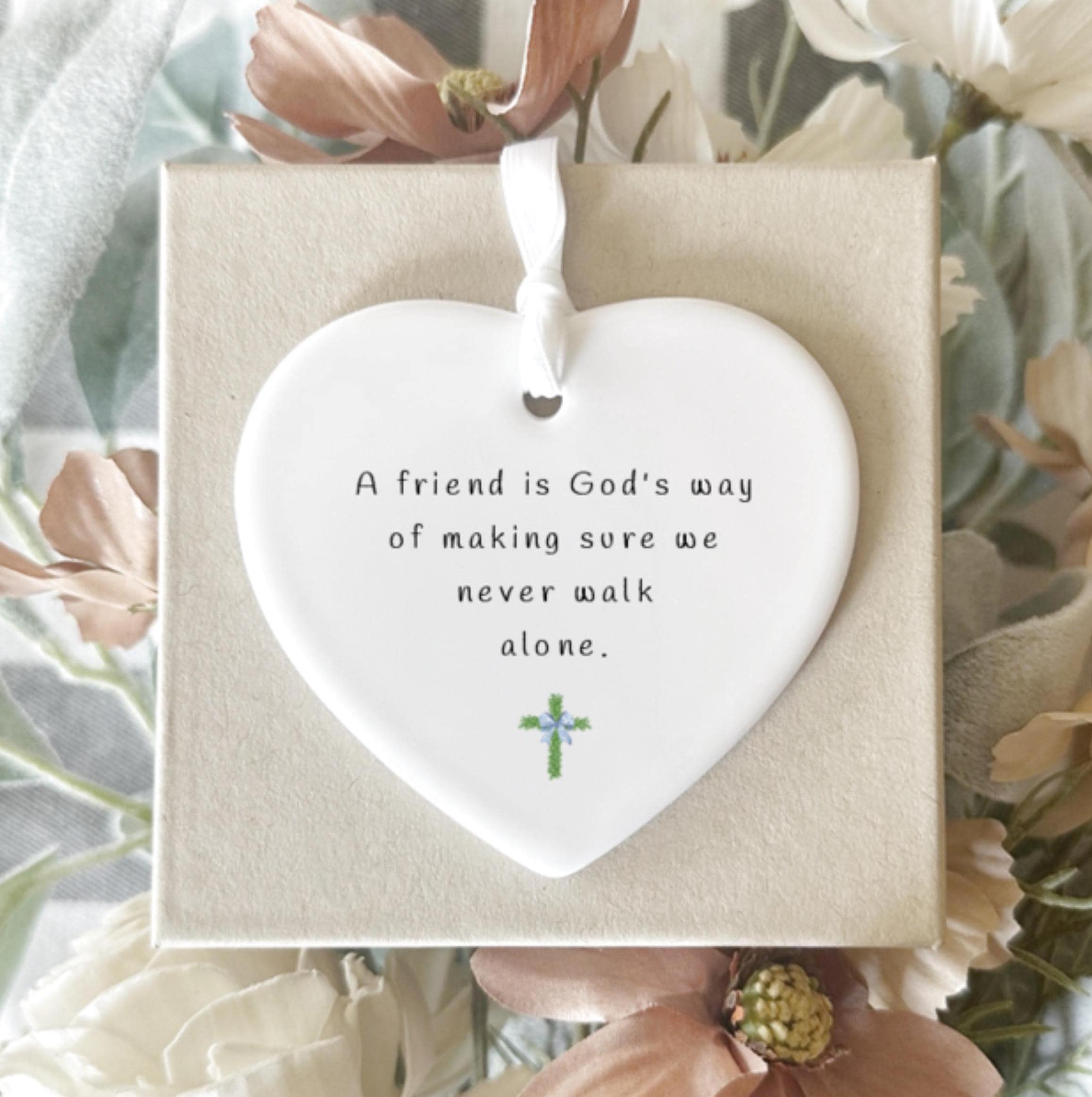 Regalo religioso ~ Regalo de amigo religioso ~ Un amigo es la manera de Dios de asegurarse de que nunca caminemos solos ~ Corazón religioso ~ Cruz chinoiserie