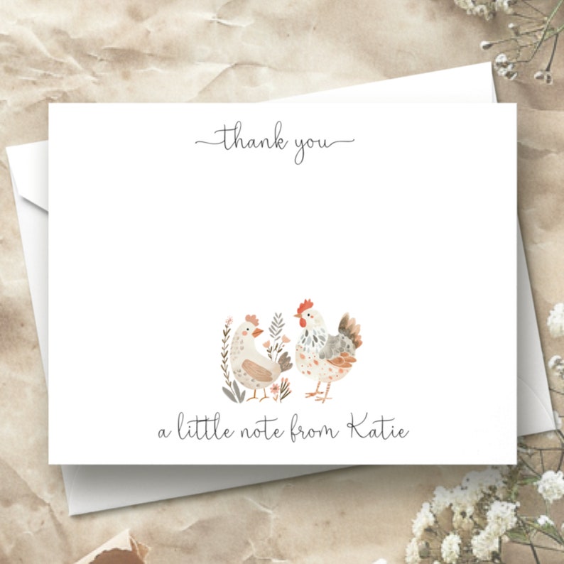 Puede incluir: Una tarjeta de agradecimiento blanca con una ilustraci&oacute;n de acuarela de dos pollos en un jard&iacute;n. El texto "gracias" est&aacute; escrito en la parte superior de la tarjeta y el texto "una peque&ntilde;a nota de Katie" est&aacute; escrito en la parte inferior de la tarjeta.