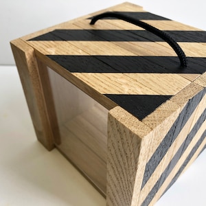 Storage box in wood and acrylic glass. Solid oak box with lid and transparent sides.