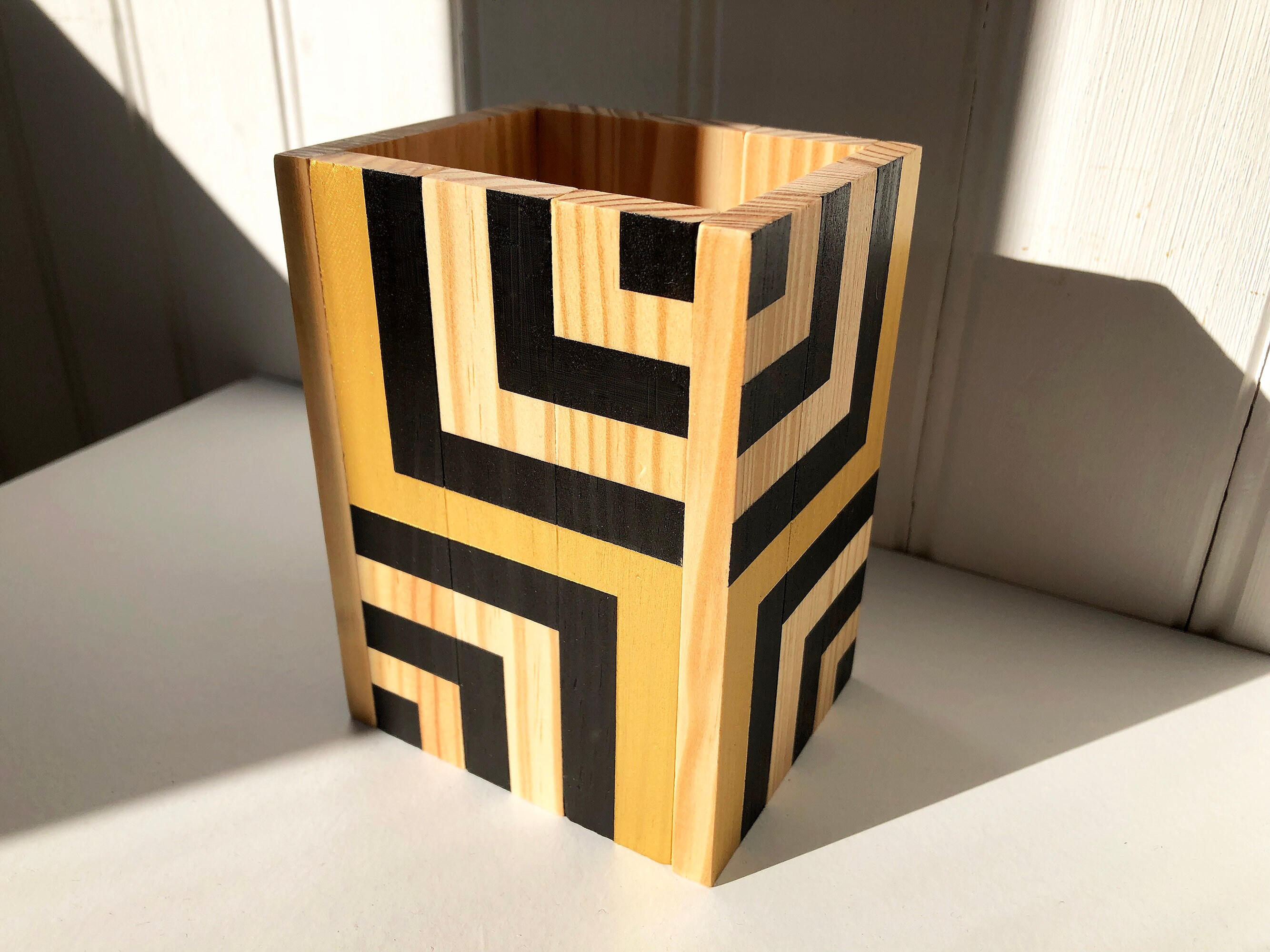 Pot à Crayons ou Pinceaux en Bois Recyclé Rectangle Motif Art Déco. Accessoire de Bureau. Organisate